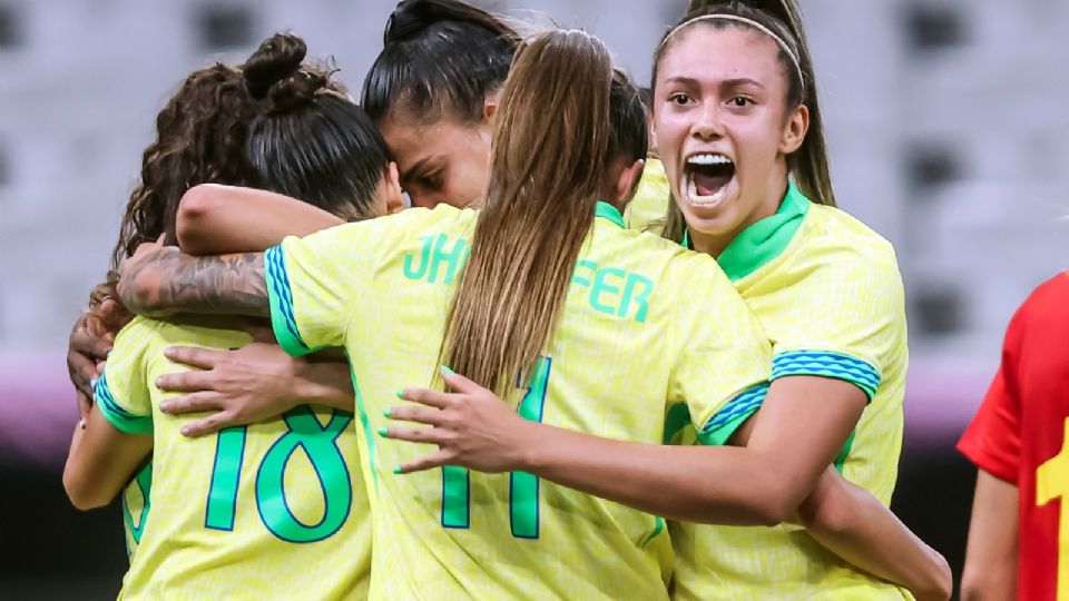 Jogadoras do Brasil comemoram na semifinal entre Brasil e Espanha