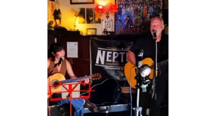 VÍDEO: David Gilmour aparece de surpresa em show da filha em pub