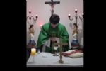 Padre que viralizou com ataque de riso em missa morre em acidente de moto