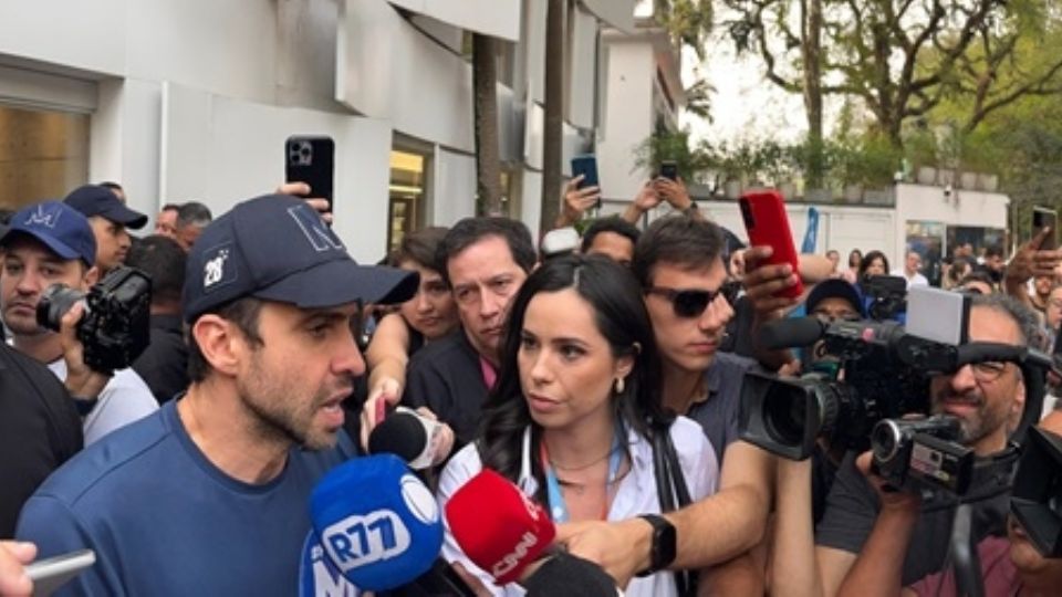 Pablo Marçal atende jornalistas durante ato de campanha no estacionamento de um salão de beleza sofisticado do bairro Moema, Zona Sul da capital