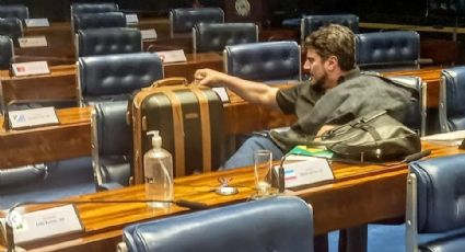 Marcos do Val, senador que faz cosplay de SWAT, está morando no plenário da Casa