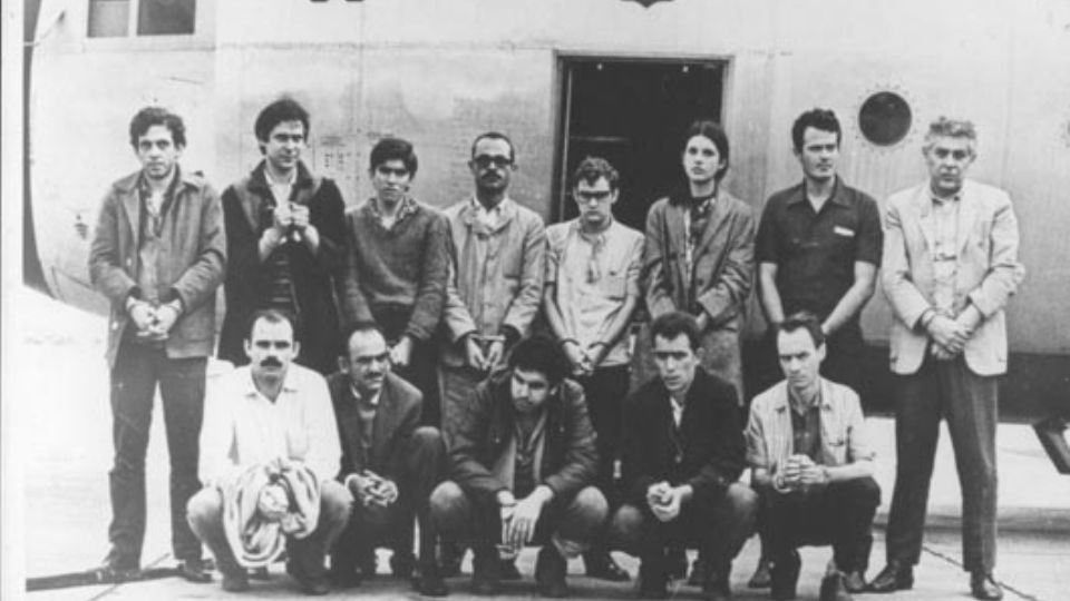 Fatídica foto dos prisioneiros libertados após a captura do embaixador