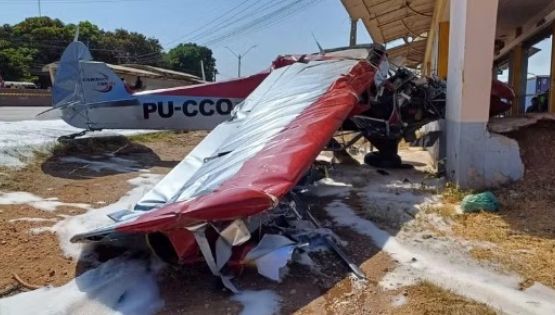 Avião cai em Teresina, atinge van e deixa moradores em pânico