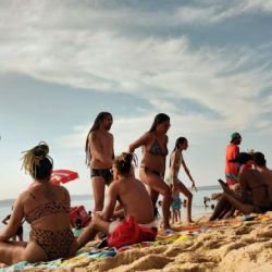 Por que o chato que reclama de praia cheia deveria ser enviado a uma ilha deserta