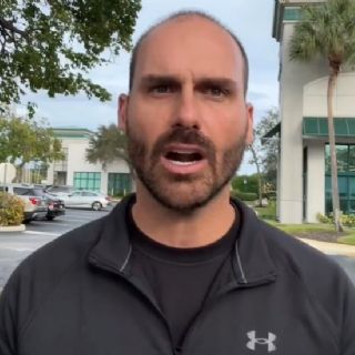 Eduardo Bolsonaro publica vídeo bizarro sobre veto de seu pai na posse de Trump