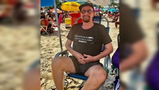 FOTO: Advogado de Mauro Cid vai à praia com camiseta inacreditável