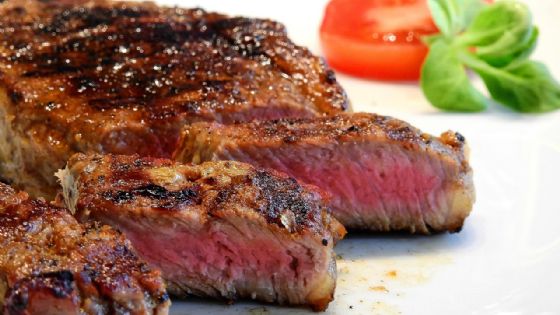 Comer carne vermelha faz mal para o cérebro? O que diz um novo estudo