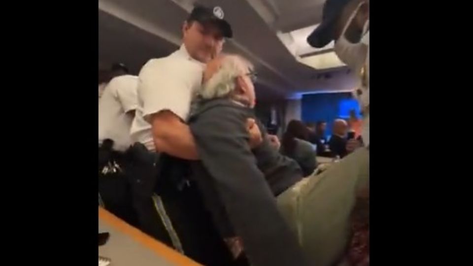 Jornalista independente Sam Husseini foi levado para fora da sala pela segurança
