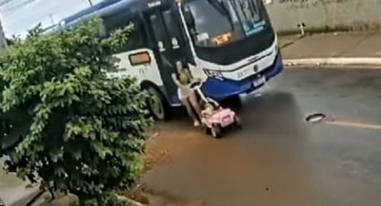 VÍDEO: Ônibus atinge mãe e filha no MT e vítimas saem ilesas