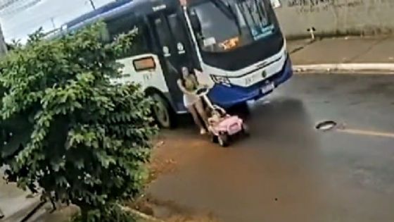 VÍDEO: Ônibus atinge mãe e filha no MT e vítimas saem ilesas