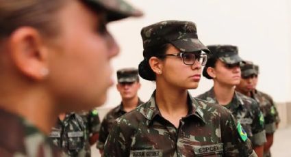 Começa o primeiro alistamento militar de mulheres da história das Forças Armadas