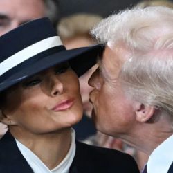 Melania e o chapéu que barrou o beijo: símbolo sufragista deturpado em cerimônia com muito vento