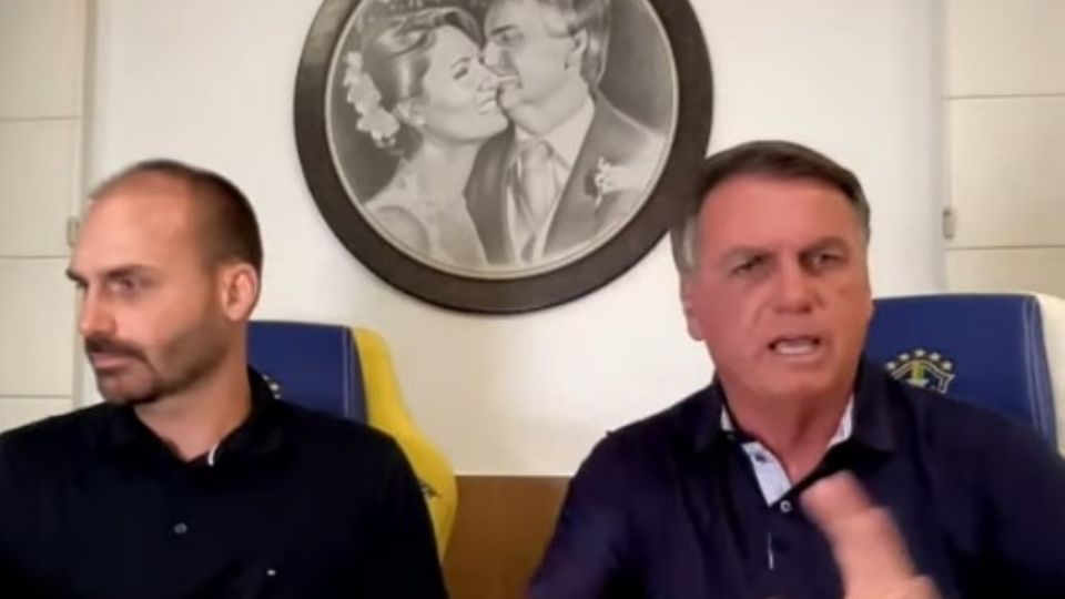 Eduardo e Jair Bolsonaro em entrevista à Revista Oeste