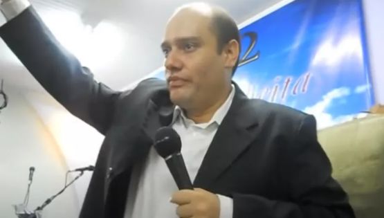 Pastor promete dentes e seios “novos” e é denunciado por estelionato no MS