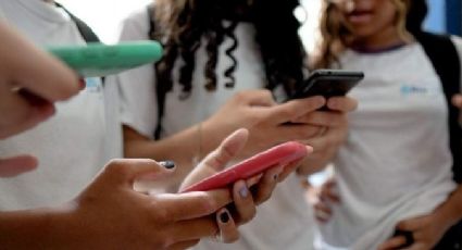 Sinpro-DF apoia lei que restringe uso de celular nas escolas