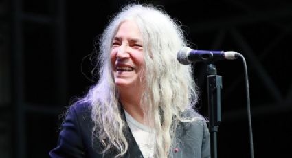 Patti Smith desmaia durante apresentação em SP e deixa palco em cadeira de rodas