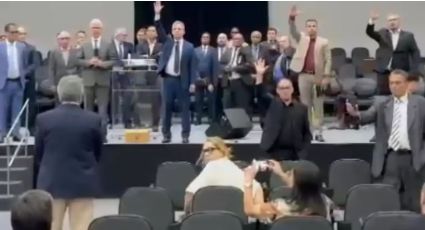 Greve de culto? Igreja protesta em celebração pedindo eleições para pastor