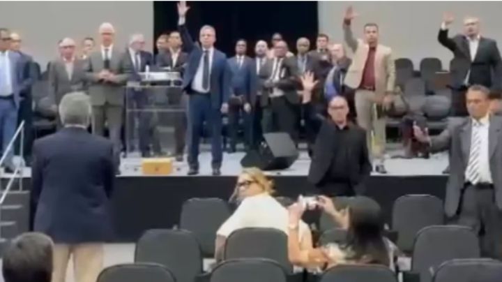 Greve de culto? Igreja protesta em celebração pedindo eleições para pastor