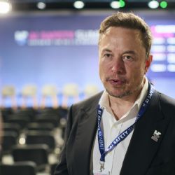 Discurso de ódio cresceu em 50% no X após aquisição de Elon Musk, revela estudo