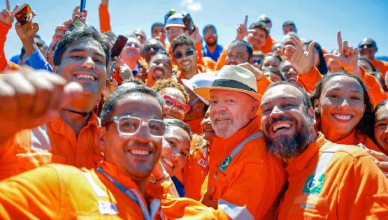 Petroleiros entregam carta ao presidente Lula em evento em Angra dos Reis