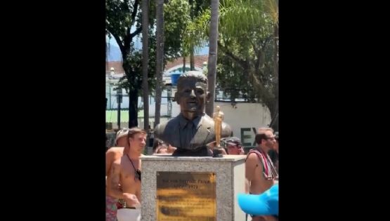 VÍDEO: Rubens Paiva é homenageado por bloco em frente ao local onde foi morto