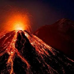 Turistas posam ao lado vulcão em erupção e preocupa autoridades; veja imagens