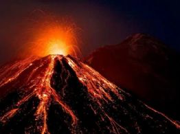 Turistas posam ao lado de vulcão em erupção e preocupa autoridades; veja imagens