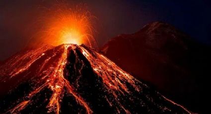 Turistas posam ao lado vulcão em erupção e preocupa autoridades; veja imagens