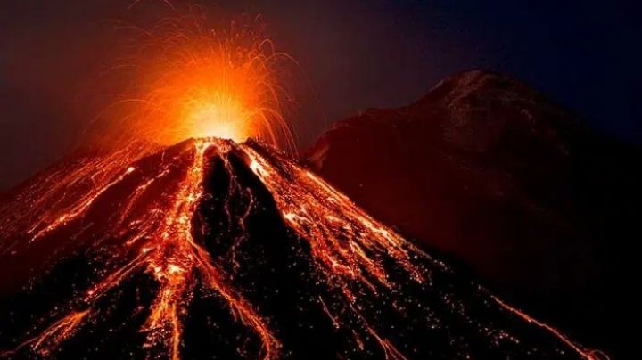 Turistas posam ao lado vulcão em erupção e preocupa autoridades; veja imagens