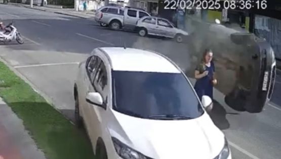 CENA IMPRESSIONANTE: Mulher escapa por pouco de grave acidente em SC