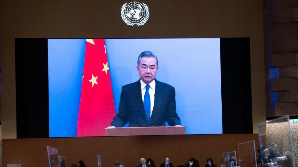 Ministro das Relações Exteriores da China, Wang Yi, enfatiza que a proteção dos direitos humanos deve priorizar o bem-estar da população e rejeita qualquer interferência externa sob o pretexto da defesa desses direitos.