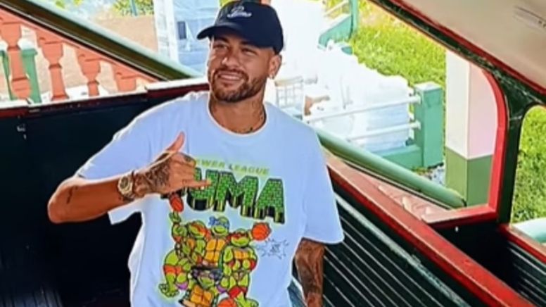 VÍDEO: Neymar visita Monte Serrat e padroeira de Santos às vésperas de jogo decisivo