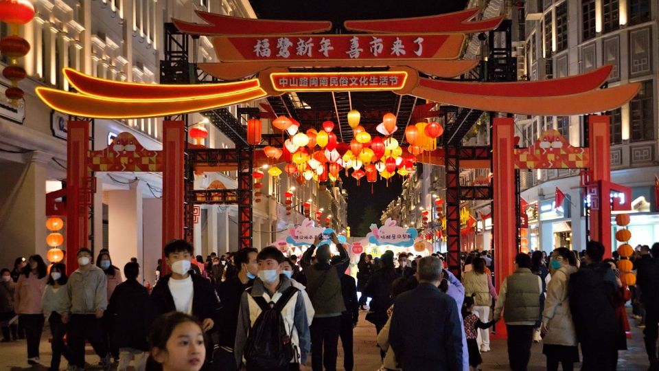 Pessoas passeia em Xiamen, na província de Fujian, durante o feriado do ano novo chinês de 2023.