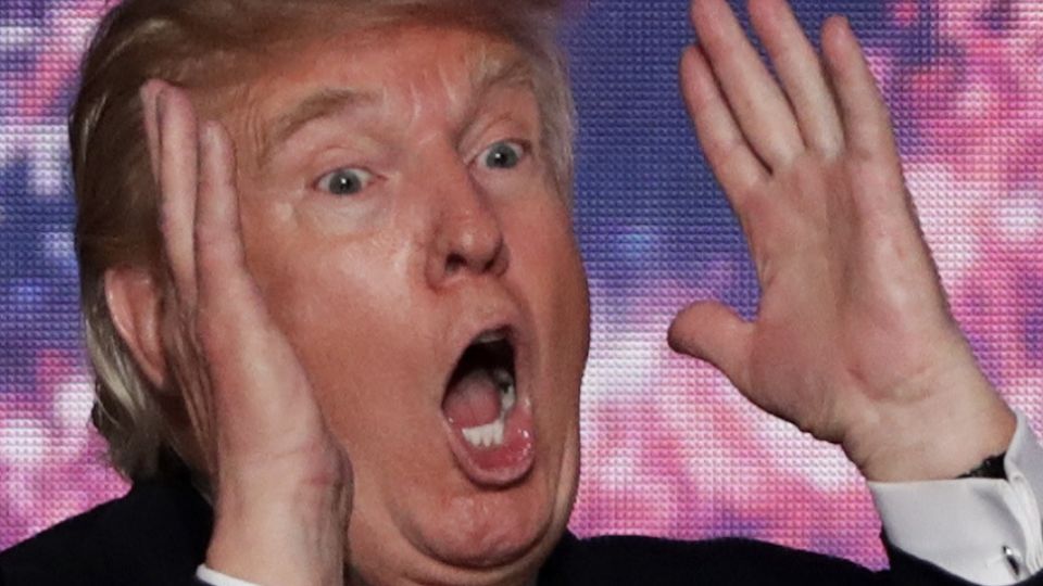 Com um circo por dia, Trump domina o noticiário e ganha dinheiro diretamente com isso.
