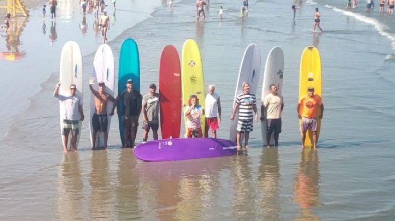Surfistas de elite disputam competição de longboard no Quebra-Mar, em Santos