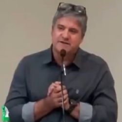 VÍDEO: Prefeito causa revolta ao "homenagear" mulheres por lavarem louça