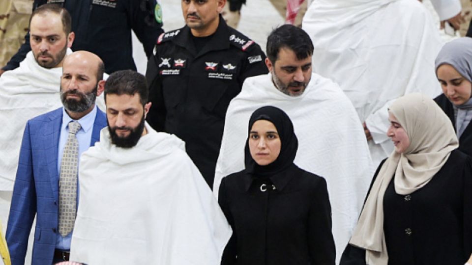 Jolani (de branco, em primeiro plano) fez peregrinação a Meca com a esposa Latifa ao lado.