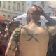 Homem com tatuagens nazistas leva surra de foliões em bloco no Rio de Janeiro