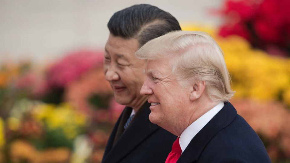 Pequim impõe novas sanções contra empresas dos EUA, amplia tarifas sobre produtos agrícolas dos EUA e rejeita tentativa de pressão de Washington. Na foto, presidentes da China, Xi Jinping, e dos Estados Unidos, Donald Trump, em Pequim em 9/11/2017.