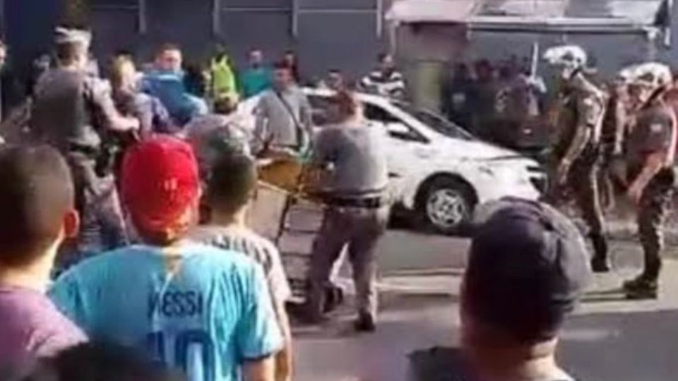 Flagrante do momento da ação policial que resultou na morte do ambulante senegalês Ngange Mbaye