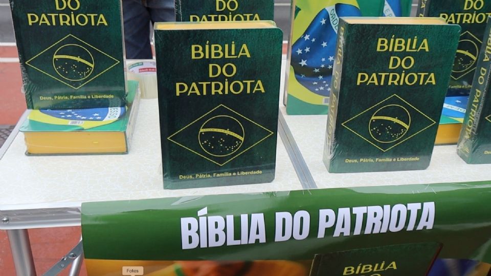 'Bíblia do Patriota' estava sendo vendida no ato de defesa dos golpistas de 08 de janeiro