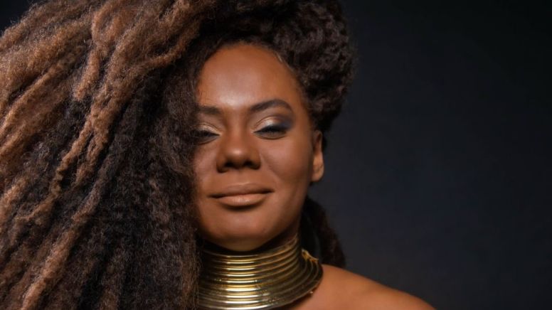 Cantora baiana conecta música e ancestralidade em apresentação no Sesc Santos