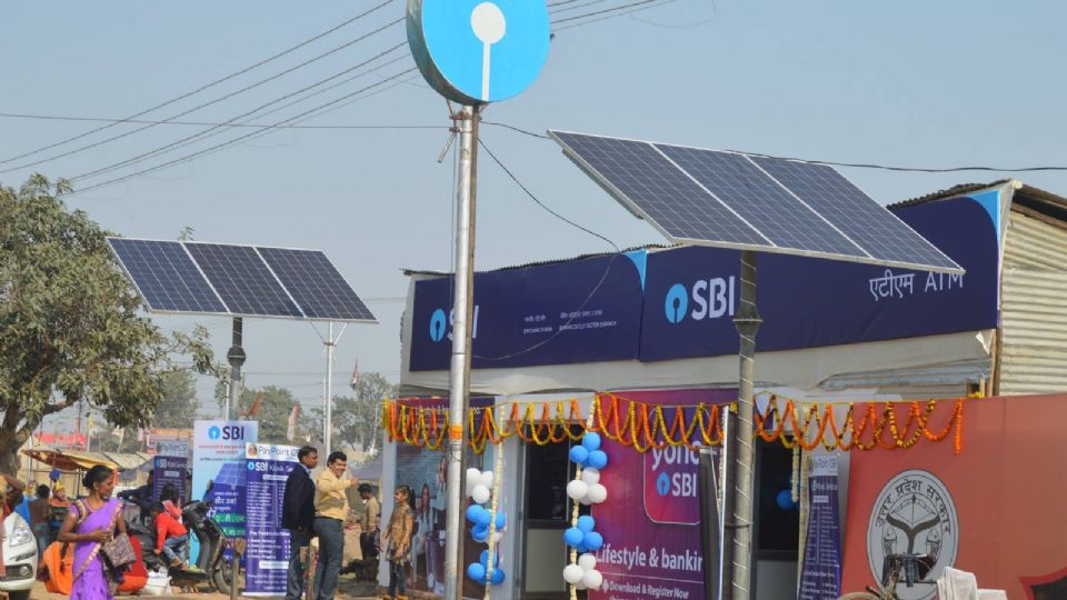 Banco em Prayagraj Kumbh Mela alimentados por painéis solares