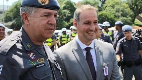 Derrite lembra operação que matou 56 no litoral de SP para elogiar ex-comandante da PM