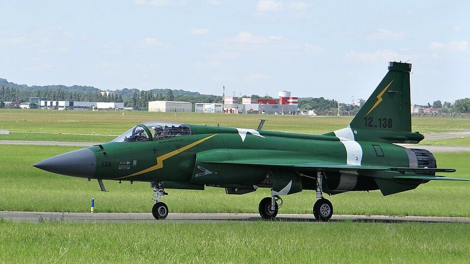 Jato paquistanês JF-17