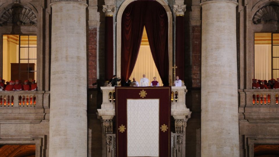 Papa Francisco na sacada da Basílica de São Pedro após sua eleição em 13 de março de 2013