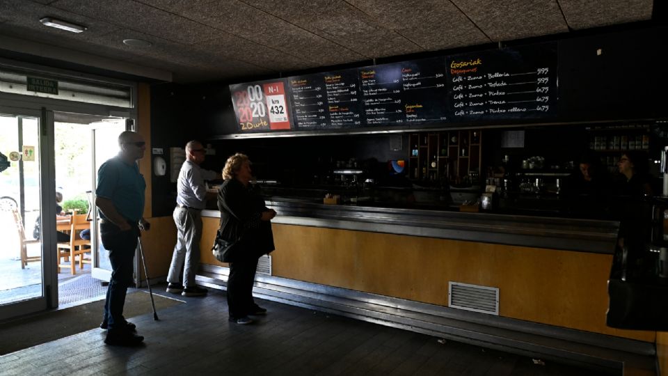Pessoas em um café-restaurante sem luz em Tolosa, na Espanha, em 28 de abril de 2025, durante um grande corte de energia que afetou toda a Península Ibérica e o sul da França.
