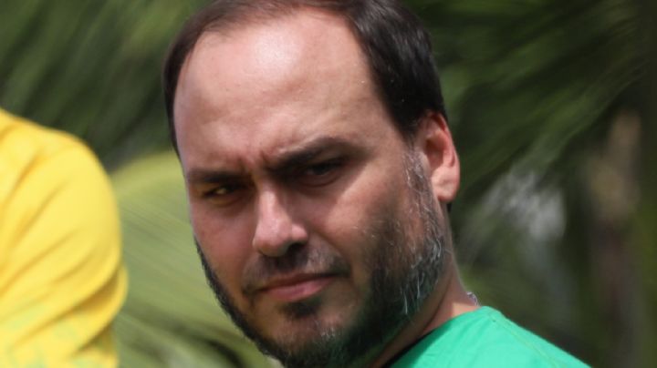 Carlos Bolsonaro rompe silêncio sobre possível candidatura ao Senado por SC