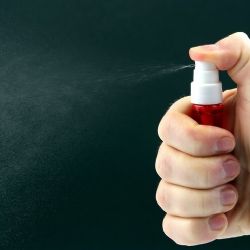 VÍDEO: Motorista de carro de luxo ofende e joga spray de pimenta em mulher