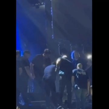 VÍDEO: Cantor sertanejo cai do palco, interrompe show e preocupa fãs